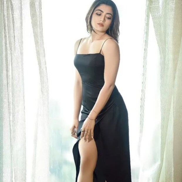 শুধু তাই নয়, ভাইরাল হওয়া ছবিগুলিতে দেখা যাচ্ছে যে তিনি তাঁর পিঠ খেলা এবং স্লিভলেস পোশাকে ফটোশুট করছেন। স্টাইলিশ এই পোশাকে দেখা যাচ্ছে রশ্মিকাকে।