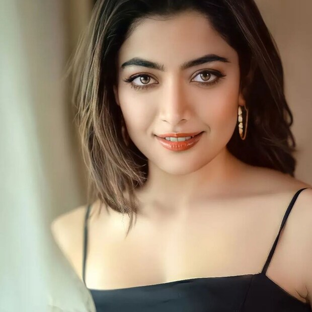 সম্প্রতি মুক্তি পাওয়া ছবি 'পুষ্প'-এ দেখা গিয়েছিল রশ্মিকা মান্দানাকে। এতে তাঁর ও আল্লু অর্জুনের রসায়ন বেশ ভালো লেগেছে দর্শকদের। তার উপর চিত্রায়িত 'সামি সামি' গানটি বেশ ভাইরাল হয়েছে। লোকজন সেই গানে অনেক রিল ভিডিও বানিয়ে শেয়ার করছে।