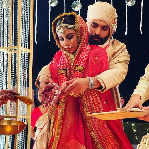 সকালে মালয়ালী রীতি মেনে বিয়ে করেছেন অভিনেত্রী মৌনী রায় (Mouni Roy wedding) ও সুরজ নাম্বিয়ার। কিন্তু বঙ্গতনয়ার বিয়েতে বাঙালি ছোঁয়া থাকবে না, তা কি হয়? তাই বৃহস্পতিবার রাতে বাঙালি রীতি মেনে ফের বিয়ের পিঁড়িতে বসলেন মৌনী ও সুরজ। নিষ্ঠাভরে পালন করলেন বিয়ের সমস্ত নিয়ম-রীতি