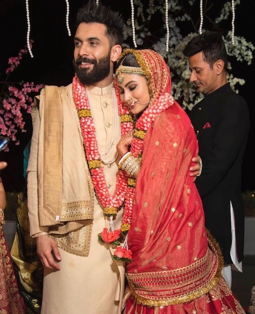 সন্ধ্যা বেলা বাঙালি রীতি মেনে বিয়ে সারলেন 'গোল্ড', 'তুম বিন টু', 'মেড ইন চায়না'র নায়িকা মৌনি। এক্কেবারে টুকটুকে লালরঙা বিয়ের পোশাকে ছাদনাতলায় হাজির হলেন কনে। মাথায় লালচে ওড়না।