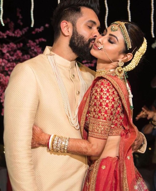 একবার মালয়ালী রীতিতে আর একবার বাঙালি মতে পান পাতায় মুখ ঢেকে বিয়ে হল বাঙালি কন্যের।