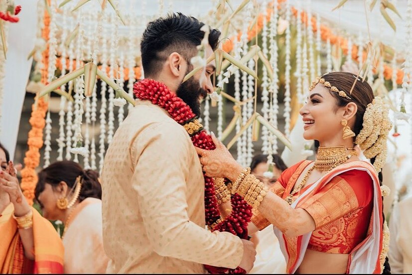 ঘিয়ে রঙা শেরওয়ানি এবং সাদা মুন্ড পরে রয়েছেন সূরজ। মালাবদল করার পরে একে অপরকে জড়িয়ে ধরলেন নবদম্পতি।