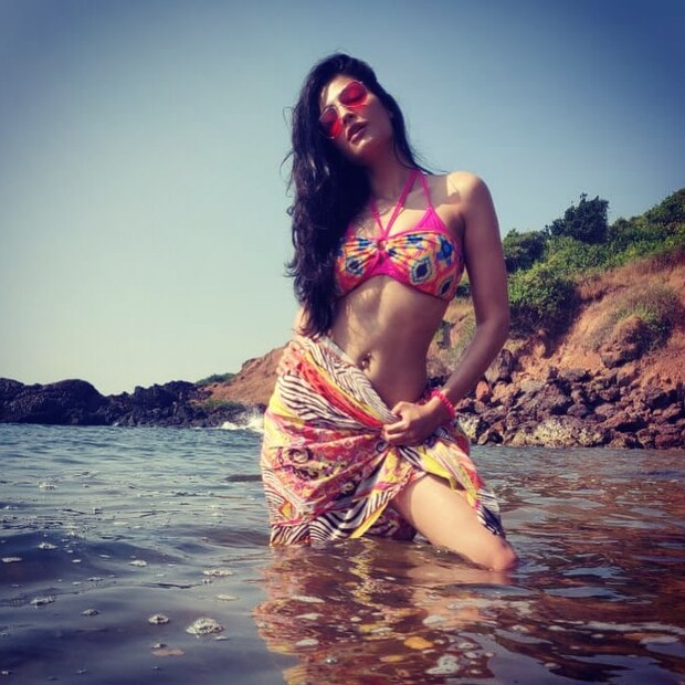 রঙিন বিকিনিতে জলকেলী শ্রুতি হাসানের। এর সঙ্গে একটি স্যারং পরেছেন অভিনেত্রী। 