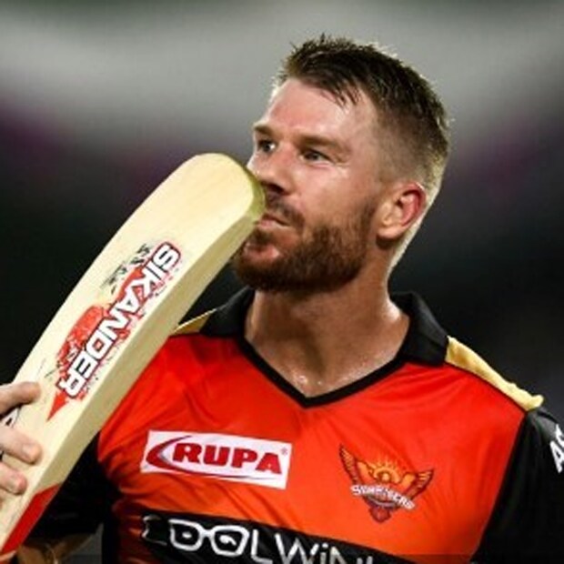 সানরাইজার্স হায়দরাবাদ রিটেইন করেনি ডেভিড ওয়ার্নারকে। ফলে নিলামে তাঁকে অন্য দল পেতে আগ্রহ দেখাতে পারে। এমন পরিস্থিতিতে বেঙ্গালুরু ফ্র্যাঞ্চাইজি তাঁকে দলে অন্তর্ভুক্ত করলে অধিনায়কের দায়িত্ব দিতে পারে। তিনি ২০১৬ সালে অধিনায়ক হিসেবে হায়দরাবাদকে চ্যাম্পিয়ন করেছেন। 