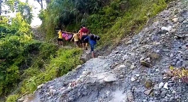 পাহাড় থেকে নামানো হচ্ছে রোগীকে।