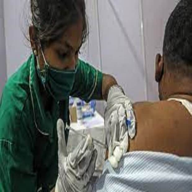 রাজ্যে গত ২৪ ঘণ্টায় করোনার নমুনা পরীক্ষা হয়েছে ৭৩ হাজার ২১৪ জনের। রাজ্যে সবচেয়ে বেশি সংক্রমণ হয়েছে কলকাতায়, এর পরেই রয়েছে উত্তর ২৪ পরগনা। কলকাতায় আক্রান্ত ৯৭৩, উত্তর ২৪ পরগনায় আক্রান্ত ৯৬০ জন।