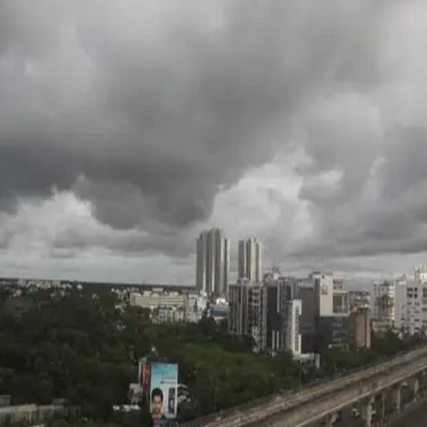 দক্ষিণবঙ্গের জেলাগুলিতে সোমবার বৃষ্টির সম্ভাবনা রয়েছে। দার্জিলিংয়ের উঁচু এলাকায় তুষারপাতের সম্ভাবনা।  পশ্চিমী ঝঞ্ঝা পূর্ব দিকে সরে এলেই তুষারপাতের সম্ভাবনা বাড়বে।   Representative Image