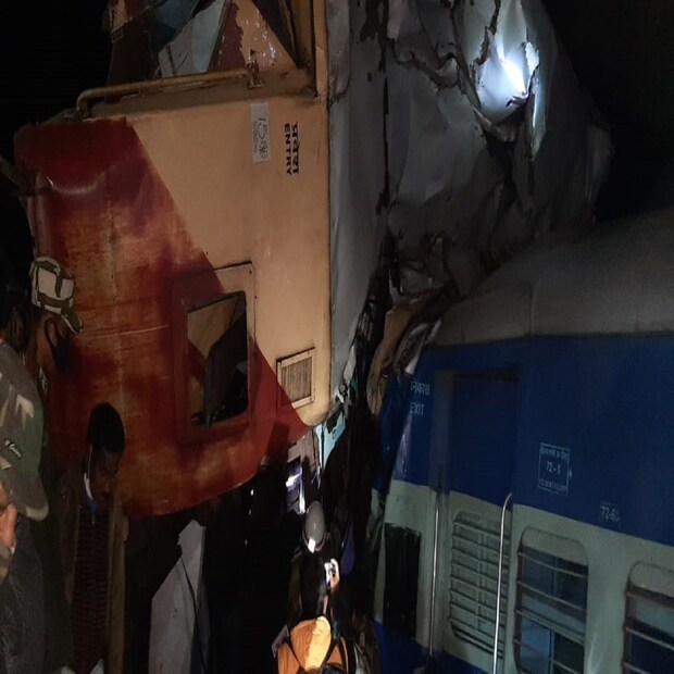 এরই মধ্যে সেই এলাকায় ঠান্ডা ও ঘন কুয়াশার জেরে উদ্ধারকাজে বেশ বেগ পেতে হচ্ছে। সেখানে প্রতিকূলতা রয়েছে আলোরও। তারই মধ্যে এলাকাবাসীরা ভিড় করেছেন ওই এলাকায়। ফলে উদ্ধারকাজ বেশ কঠিন হয়ে পড়ছে। 