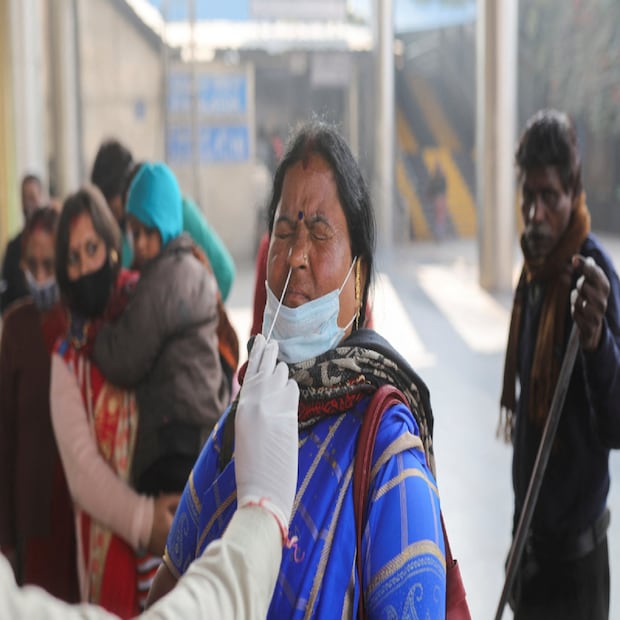 ওমিক্রন আক্রান্তের সংখ্যা গত ২৪ ঘণ্টায় বেশ খানিকটা বেড়ে গিয়েছে। একদিনে ৮২০৯ জন ওমিক্রন আক্রান্তের খোঁজ মিলেছে। গতকাল এই সংখ্যাটা ছিল ৭৭৪৩ জন। 