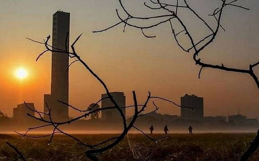 আগামী ২৪ ঘণ্টায় দার্জিলিং এবং কালিম্পং-এর পার্বত্য এলাকায় হালকা বৃষ্টির সম্ভাবনা ৷ একদম উঁচু কিছু এলাকায় তুষারপাতের সামান্য সম্ভাবনা রয়েছে। আগামিকাল, শুক্রবার থেকে বাড়বে বৃষ্টির ব্যাপকতা। উত্তরবঙ্গের উপরের ৫ জেলায় শুক্র ও শনিবার হালকা বৃষ্টির সম্ভাবনা রয়েছে। রবি ও সোমবার বৃষ্টি হবে উত্তরবঙ্গের সব জেলাতেই। Representative Image