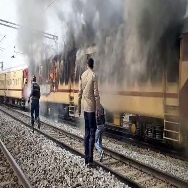 দীর্ঘ সময় ধরে চলে বিক্ষোভকারী-পুলিশ খণ্ডযুদ্ধ। পুলিশকে নিশানা করে ব্যাপক ইটবৃষ্টি হয়। পালটা লাঠি চালায় পুলিশ। দু'পক্ষেরই বেশ কয়েকজন জখম হয় বলে অভিযোগ।