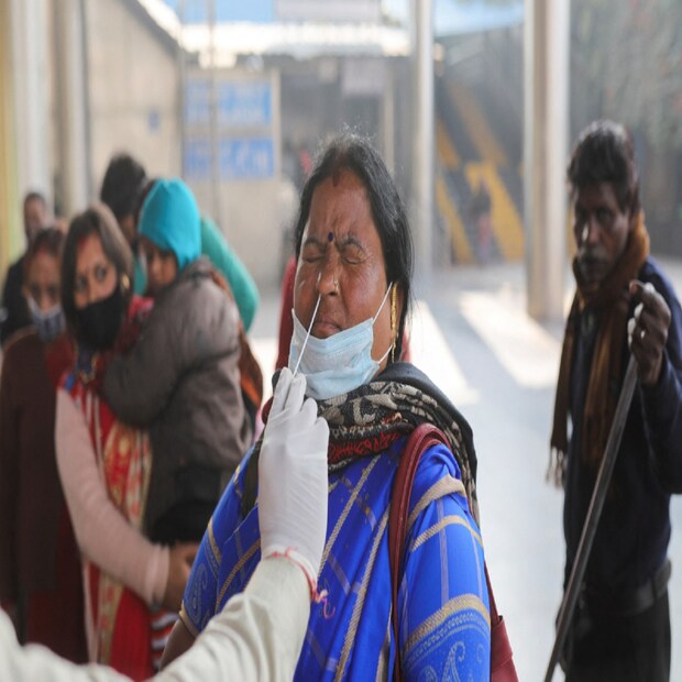 গত ২৪ ঘণ্টায় রাজ্যজুড়ে করোনাভাইরাসে আক্রান্ত হয়েছেন ৪ হাজার ৯৬৯ জন। গতকাল এই সংখ্যাটা ছিল ৪৪৯৪ জন। গতকাল দৈনিক সংক্রমণের হার ছিল ৭.১২ শতাংশ, বুধবার তা বেড়ে হল ৭.৩২ শতাংশ (West Bengal Coronavirus Update)।