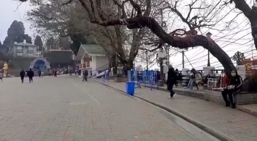  কুয়াশার চাদরে ঢাকা পাহাড়। দার্জিলিংয়ে ২ ডিগ্রির কাছাকাছি নেমে এসেছে তাপমাত্রা। 