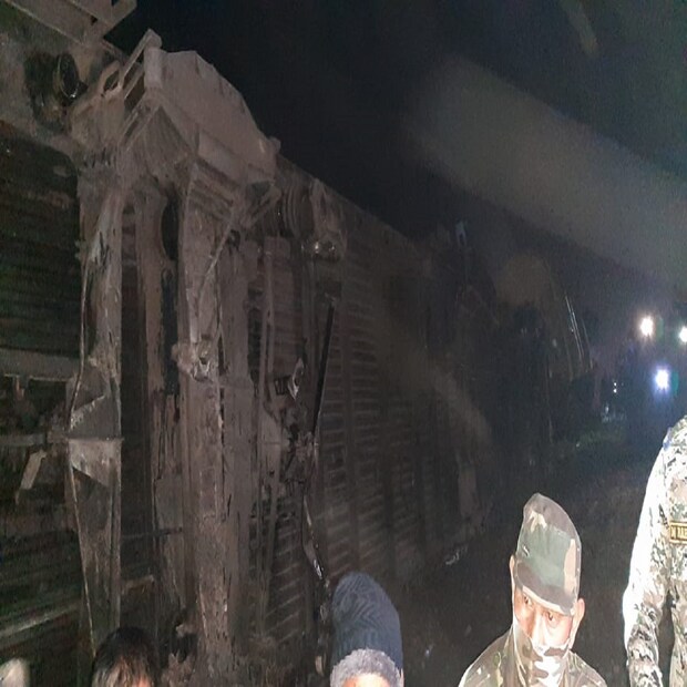 প্রশাসনের তরফে জানানো হয়েছে, ৫ জনের মৃত্যু হয়েছে। আহত অন্তত ৪৫ জন। বাকিদের উদ্ধার করে হাসপাতালে ভর্তি করা হয়েছে। ৬০ জন হাসপাতালে ভর্তি। ময়নাগুড়িতে বাকিদের থাকা-খাওয়ার ব্যবস্থা করা হয়েছে। 