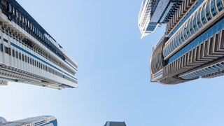 ৯ তলা বাড়ি থেকে পড়ে যা হল