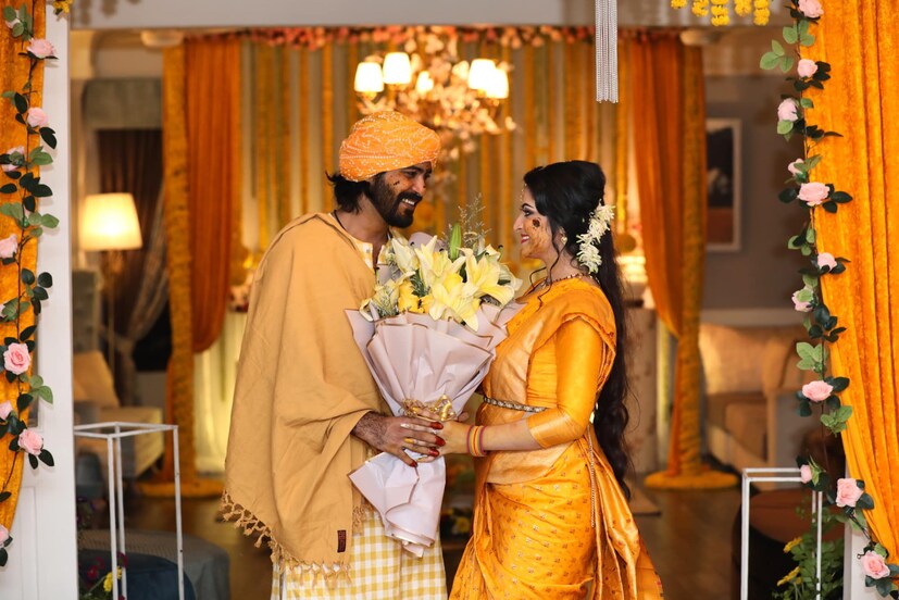 তবে আনুষ্ঠানিক ভাবে তাঁরা আজ বিয়ে করছেন। শুক্রবার ঘটা করে গায়ে হলুদ সেরেছেন পরীমনি ও রাজ। সেই ছবিগুলিও সোশ্যাল মিডিয়ায় শেয়ার করেছেন বাংলাদেশের অভিনেত্রী। 