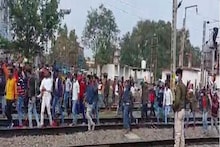 গয়া স্টেশনে পুলিশ-বিক্ষোভকারী ধুন্ধুমার, দেখুন ভিডিও