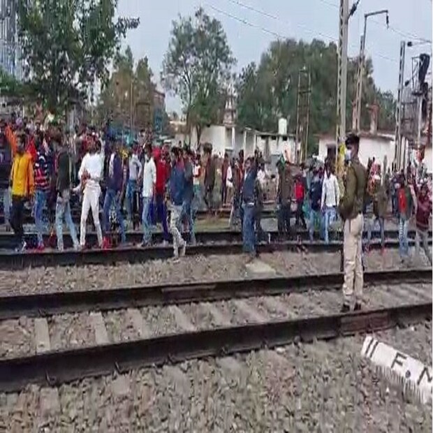 এদিন কয়েক হাজার যুবক বিক্ষোভ দেখান বিহারের জাহানাবাদ স্টেশনেও। বিক্ষোভকারীদের কারও কারও হাতে ছিল জাতীয় পতাকা। জাতীয় সংগীত গাইতেও শোনা যায়। 