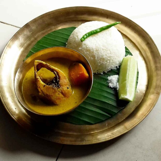 নুনে প্রচুর পরিমাণ সোডিয়াম রয়েছে। তা রক্তচাপ বাড়িয়ে দেয়। শুরু হয় হৃদরোগের সমস্যা। এই সময় এমনিই রক্তে অক্সিজেন স্যাচুরেশন কমতে থাকে। উচ্চ রক্তচাপ বিপদ ডেকে আনতে পারে। খাবারে নুনের পরিমাণ একেবারে কমিয়ে ফেলুন। 