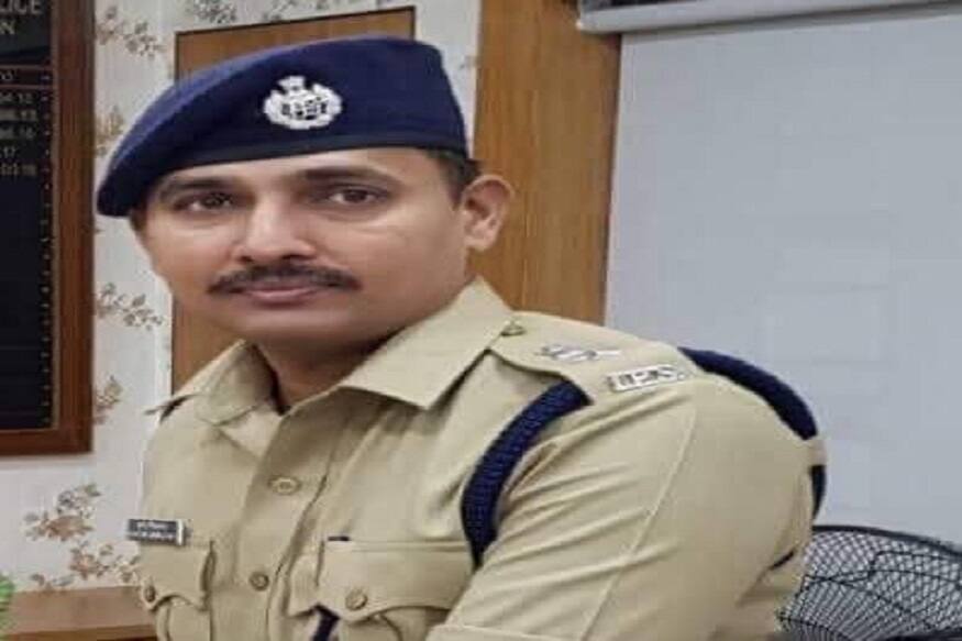 SP Santosh Nimbalkar Went To Donate Blood For Pregnant Lady- Photo- News 18 