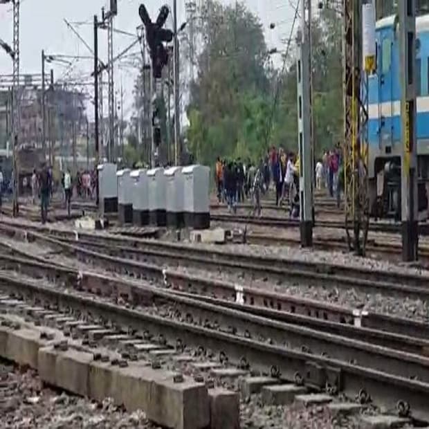 বিহারে রেলওয়ে রিক্রুটমেন্ট বোর্ডের নন-টেকনিক্যাল পপুলার ক্যাটাগরির গ্রুপ ডি কর্মচারী নিয়োগের পরীক্ষার ফলাফলে অনিয়মের অভিযোগে চলছে ওই বিক্ষোভ। চাকরিপ্রার্থীরা গত দু’দিন ধরে তুমুল বিক্ষোভ দেখান পাটনার কাছে রাজেন্দ্রনগরে। বিক্ষোভে অবরুদ্ধ হয়ে পড়ে দিল্লি-কলকাতা রেলপথ।