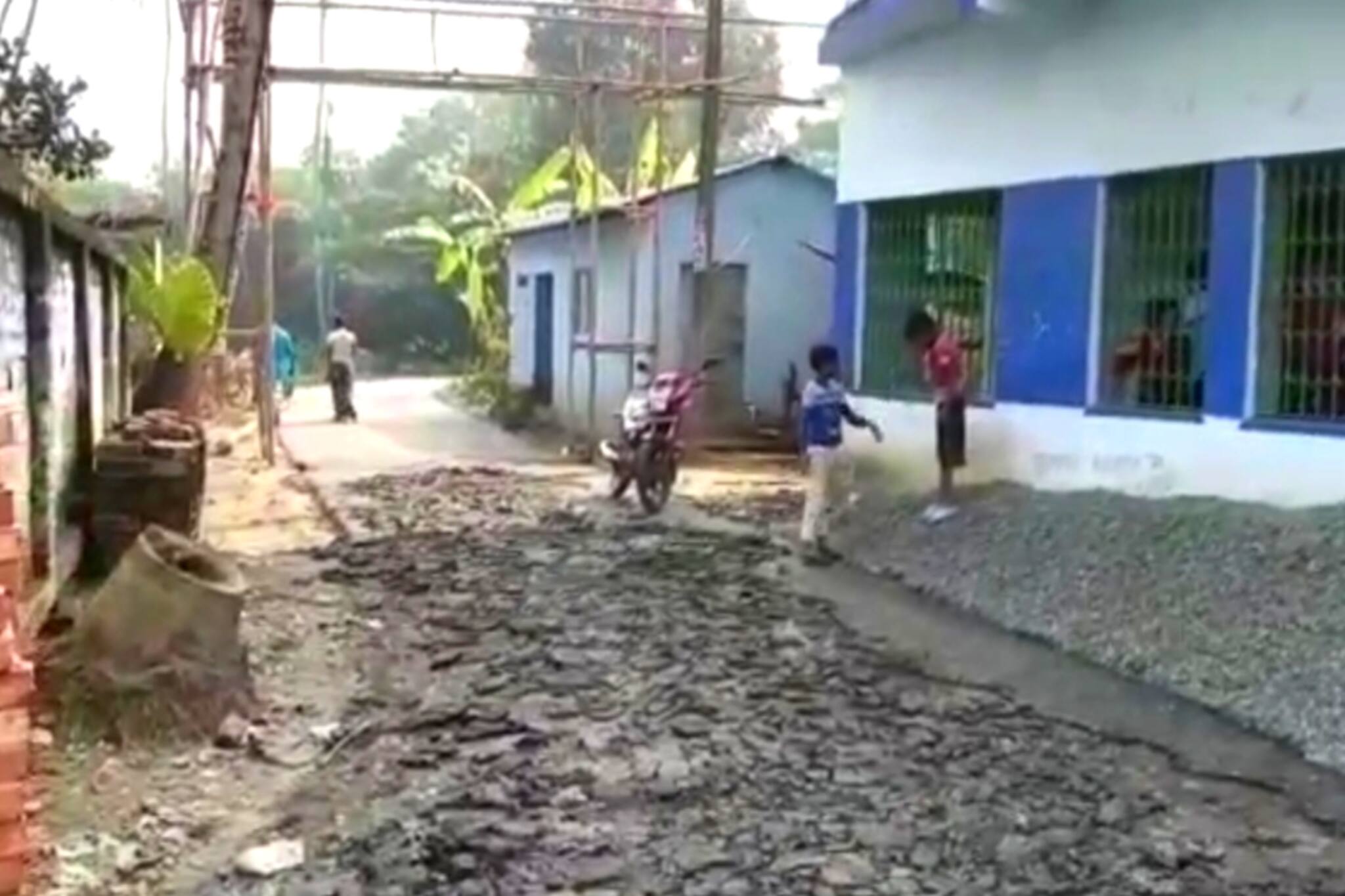 South 24 Parganas News- উঠে আসছে পিচের চাঙ্গর, নতুন রাস্তার বেহাল দশা। বিক্ষোভ গ্রামবাসীদের