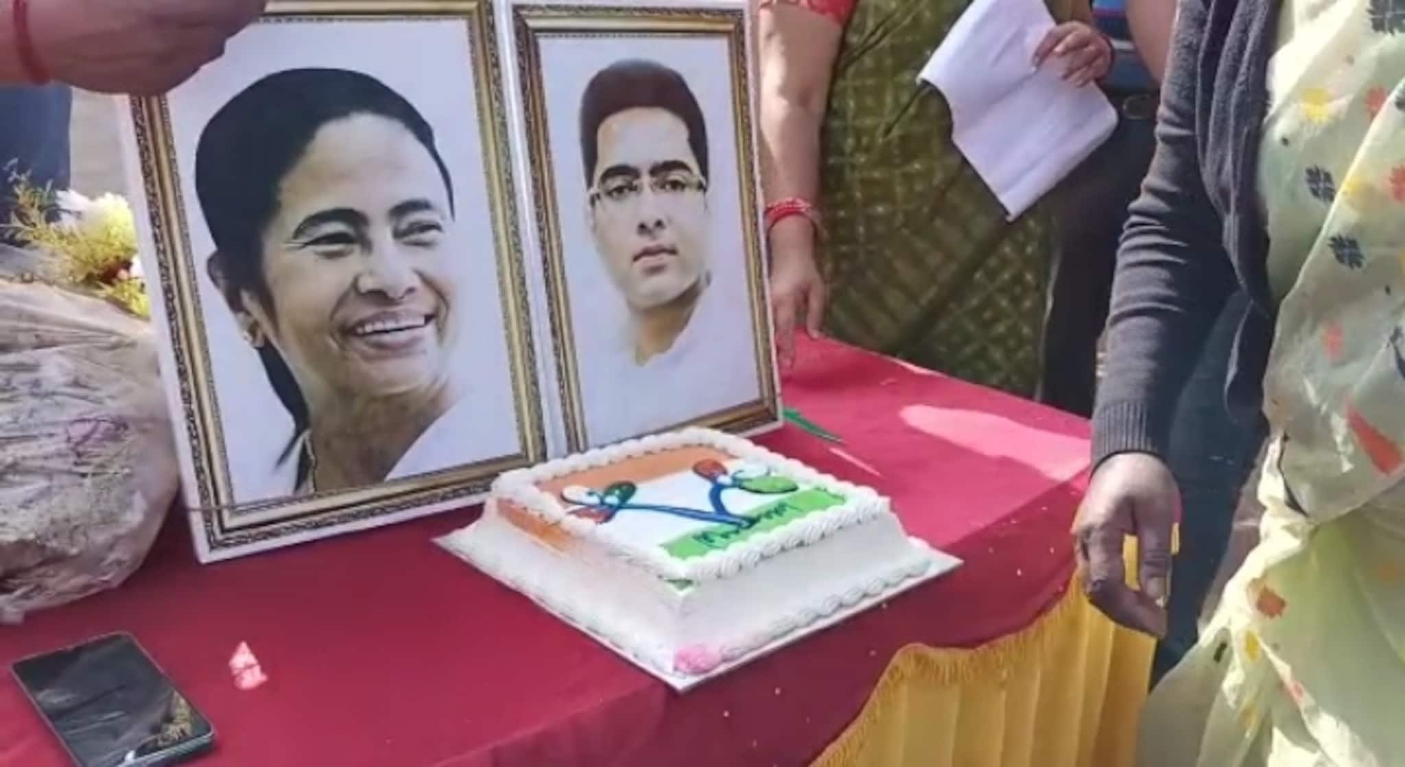 Paschim Bardhaman: সাড়ম্বরে কেক কেটে পালিত হল তৃণমূল কংগ্রেসের প্রতিষ্ঠা দিবস