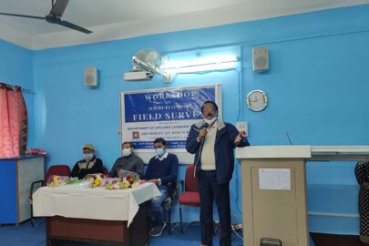 বক্তব্য রাখছেন অধ্যাপকরা