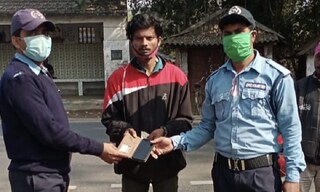 ফোন এবং টাকা ফিরিয়ে দিচ্ছেন দুই সিভিক পুলিশ