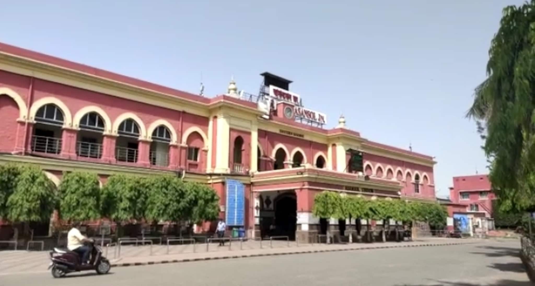 West Bardhaman News- রাত দশটায় শেষ লোকাল পেলেও, নাইট কার্ফুতে বাড়ি ফিরবেন কিভাবে? চিন্তায় অনেকে।