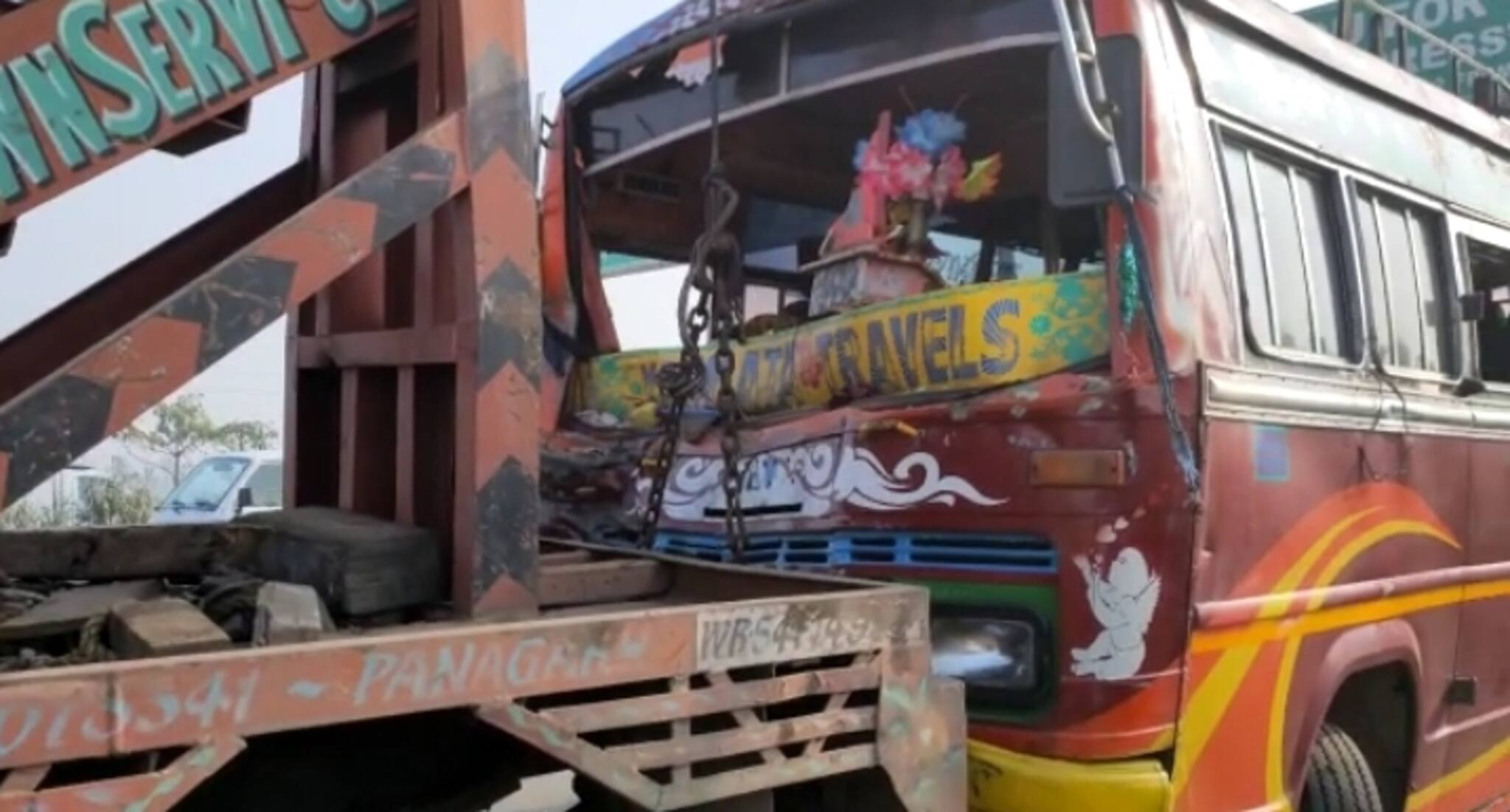 Paschim Bardhaman: শীতের সকালে ভয়াবহ বাস দুর্ঘটনা, জখম বহু বাসযাত্রী