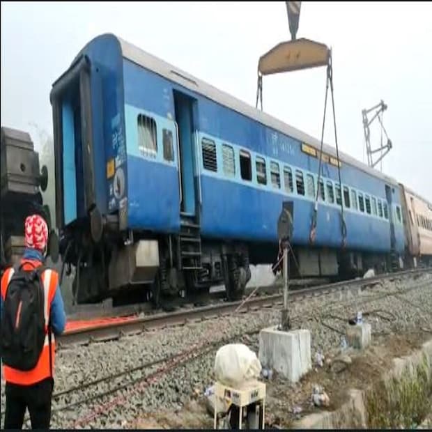  রেল এবং উদ্ধারকারী দলের তরফে দাবি করা হয়েছে, ট্রেনের ভিতরে আর কোনও যাত্রীই আটকে নেই৷ তার পরই ক্রেনের সাহায্যে বগিগুলিকে সরানোর কাজ শুরু হয়েছে৷ 