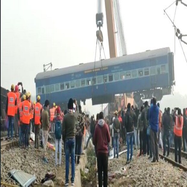 বৃহস্পতিবার গভীর রাত পর্যন্ত উদ্ধারকাজ চলার পর আজ সকাল থেকে দুর্ঘটনাগ্রস্ত বগিগুলিকে সরিয়ে দিয়ে লাইন পরিষ্কারের কাজ শুরু হয়েছে৷