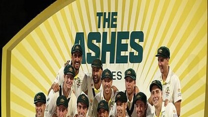 চিরপ্রতিদ্বন্দ্বী ইংল্যান্ডকে উড়িয়ে দিয়ে ফাইনাল অ্যাশেজ টেস্টে ট্রফি নিয়ে সেলিব্রেশন অস্ট্রেলিয়ার চিরপ্রতিদ্বন্দ্বী ইংল্যান্ডকে উড়িয়ে দিয়ে ফাইনাল অ্যাশেজ টেস্টে ট্রফি নিয়ে সেলিব্রেশন অস্ট্রেলিয়ার