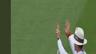 এক বলে সাত রান দেখাচ্ছেন আম্পায়ার৷ Photo-Twitter/BT Sport