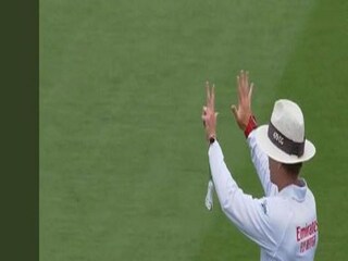 এক বলে সাত রান দেখাচ্ছেন আম্পায়ার৷ Photo-Twitter/BT Sport