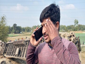 দুর্ঘটনাস্থলে বর্মন পরিবারের এক সদস্য৷ 