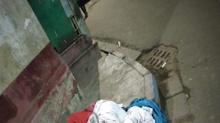 ফুটপাথের উপরে এ ভাবেই পড়েছিলেন গুজরাত থেকে আসা বৃদ্ধ৷