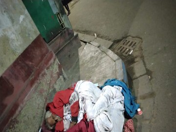 ফুটপাথের উপরে এ ভাবেই পড়েছিলেন গুজরাত থেকে আসা বৃদ্ধ৷