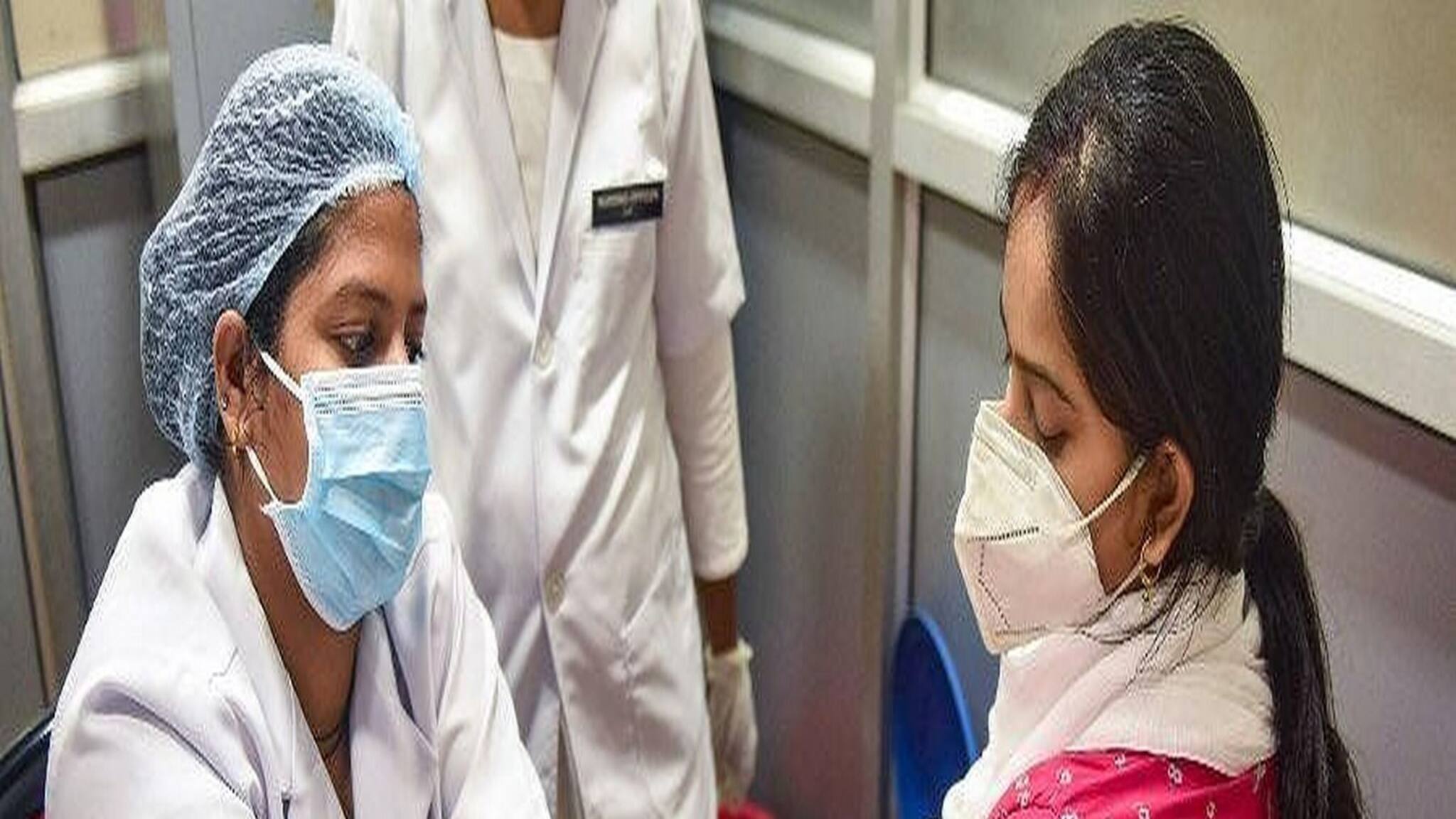 COVID-19 Vaccine: আমাদের কি প্রতি বছর অন্তর কোভিড টিকা নিতে হবে? কী বলছেন বিশেষজ্ঞরা