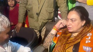 Rani Pakshalika Singh speaks to a local in Karakul village in Bah constituency. (Aman Sharma/News18.com)