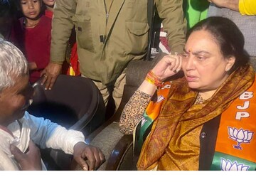 Rani Pakshalika Singh speaks to a local in Karakul village in Bah constituency. (Aman Sharma/News18.com)