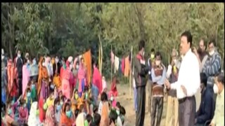 স্থানীয় বাসিন্দাদের সঙ্গে আলোচনায় বীরভূমের জেলাশাসক৷ 