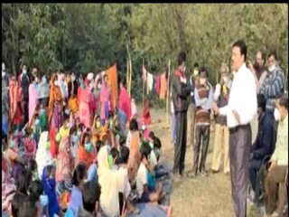 স্থানীয় বাসিন্দাদের সঙ্গে আলোচনায় বীরভূমের জেলাশাসক৷ 