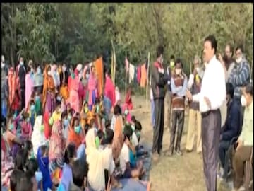 স্থানীয় বাসিন্দাদের সঙ্গে আলোচনায় বীরভূমের জেলাশাসক৷ 