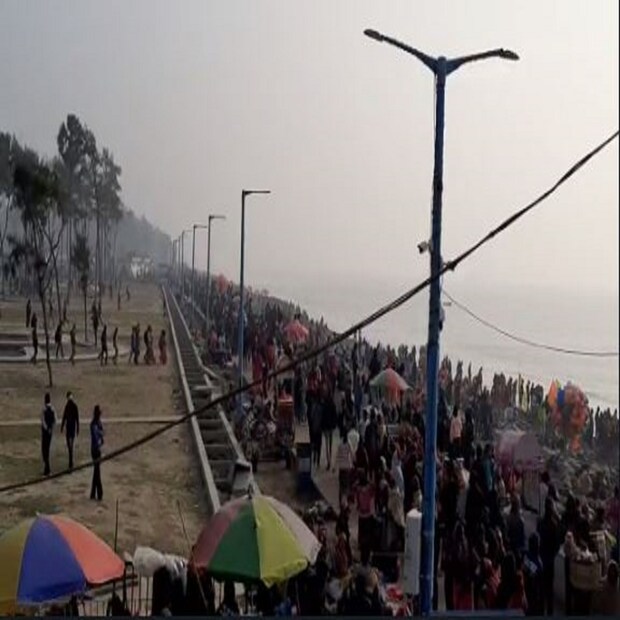 একে নতুন বছরের শুরু, তার উপরে উইকএন্ডের ছুটি৷ সবমিলিয়ে গত দু' দিন ধরে দিঘা থেকে মন্দারমণিতে পর্যটকদের ভিড় উপচে পড়েছে৷ রবিবারও বদলায়নি ছবিটা৷ 