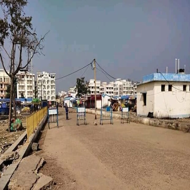 সমু্দ্রে যাওয়ার জন্য দিঘার যে রাস্তাগুলি সবসময় পর্যটকদের ভিড়ে গমগম করে, সেগুলিও ফাঁকা৷ পর্যটক না থাকায় রাস্তার দু' পাশের দোকানগুলিও বন্ধ৷ 