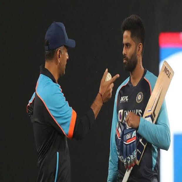 একদিনের সিরিজে আছেন সূর্য কুমার যাদব। এর আগে জাতীয় দলের হয়ে যখনই সুযোগ পেয়েছেন প্রতিভার ছাপ রেখেছেন। বুঝিয়ে দিয়েছেন নিজের গুরুত্ব। কোচ দ্রাবিড়ের সঙ্গে গুরুত্বপূর্ণ আলোচনায় মুম্বই ব্যাটসম্যান