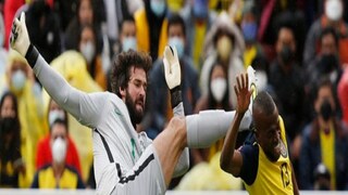 ইকুয়েডরের ফুটবলারকে লাথি মারছেন ব্রাজিলের গোলরক্ষক