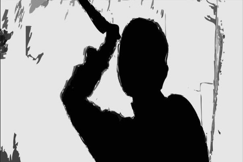 সাদিকুলের স্ত্রী শরিফা বিবি, তার প্রেমিক লালচাঁদ ও বন্ধু নুর আলমকে গ্রেফতার করেছে পুলিশ। মৃতদেহ ময়না তদন্তের জন্য মালদহ (Maldah) মেডিকেল কলেজ হাসপাতালে পাঠানো হয়েছে। ঘটনায় আরও কেউ যুক্ত রয়েছে তা খতিয়ে দেখছে পুলিশ। Photo- Representative Input- Sebak Deb Sharma